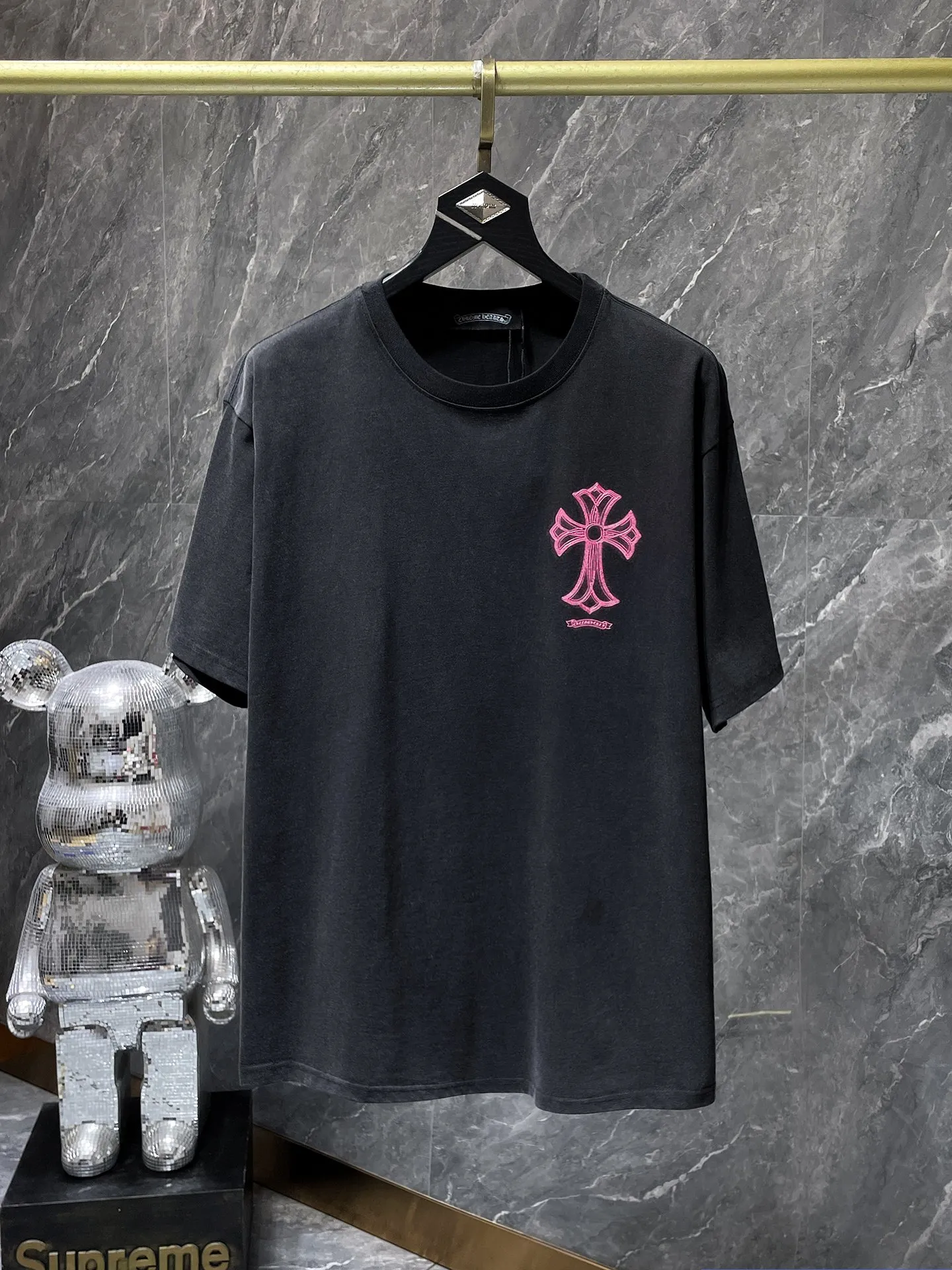 P166 New Chrome Hearts 25ss washable model for summer! ! High-weight, environmentally friendly and high-quality top-quality fabric 280g Crow Sanskrit cross foamed short-sleeves. Counter synchronization. 1:1 replica version. Recommended color: black. Size: S, M, L, XL.